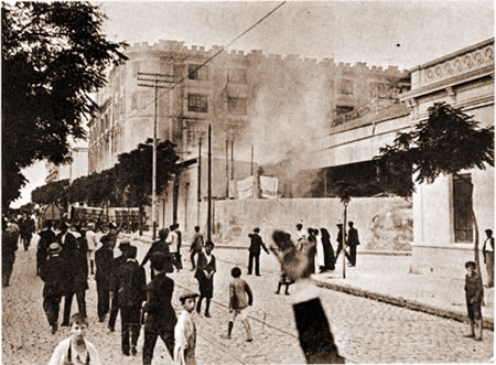 Comienzo del incendio en los talleres metalúrgicos de Vasena, enero de 1919. (Archivo General de la Nación.)